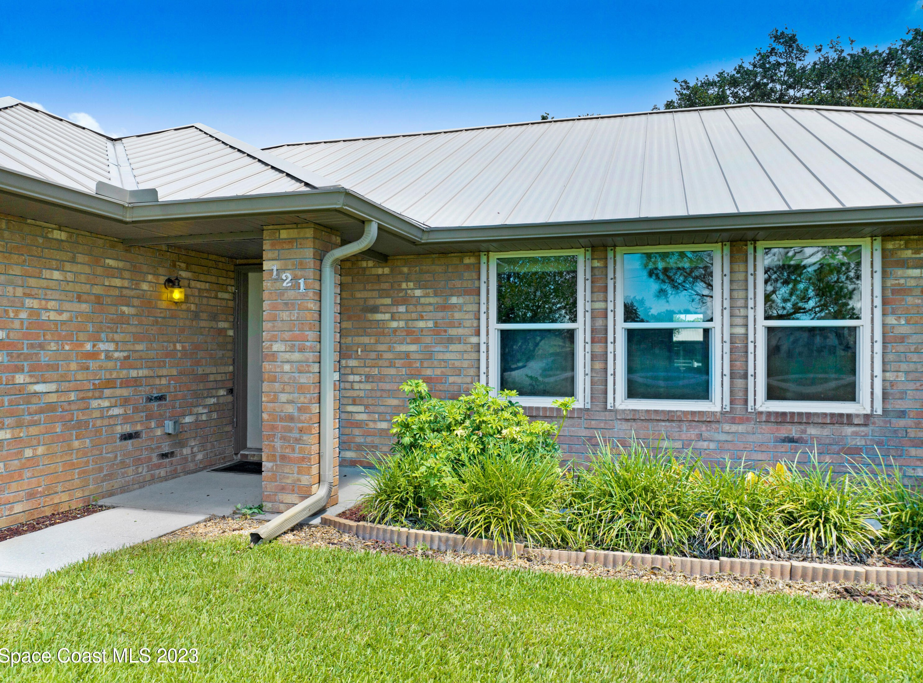 121 Deer Run Rd, Melbourne, FL 32909-1180