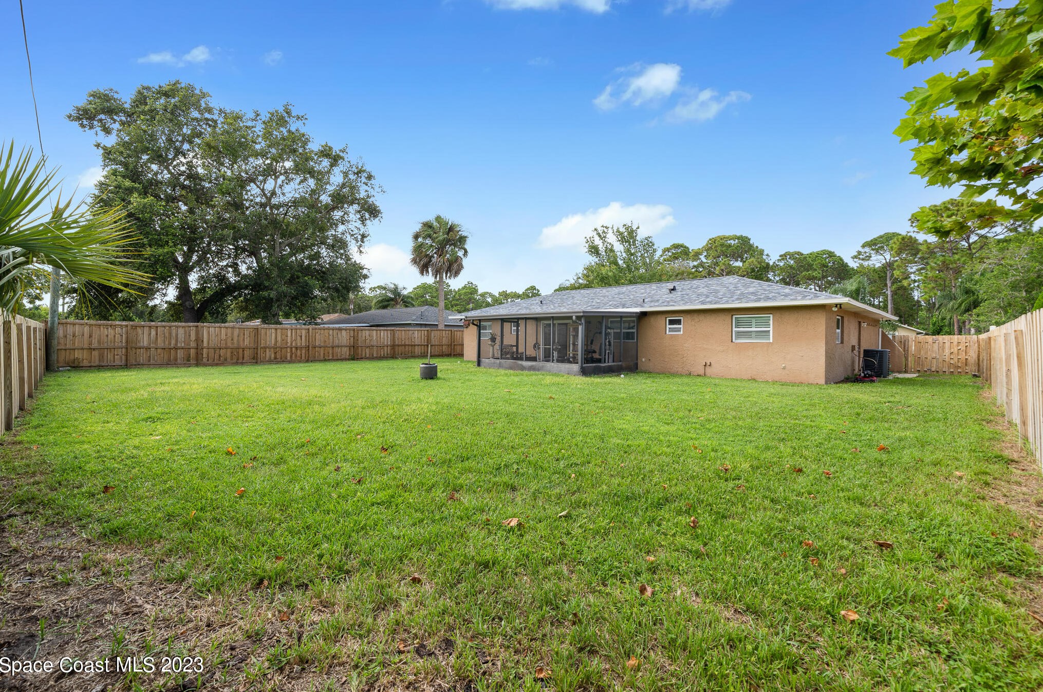 990 Emerald Rd, Melbourne FL 32909-3886 exterior