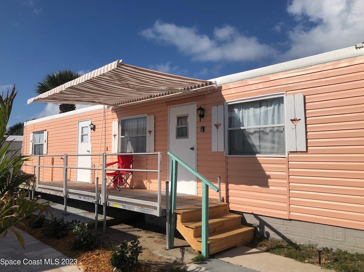 208 Liberty Ln, Melbourne, FL 32951-2884