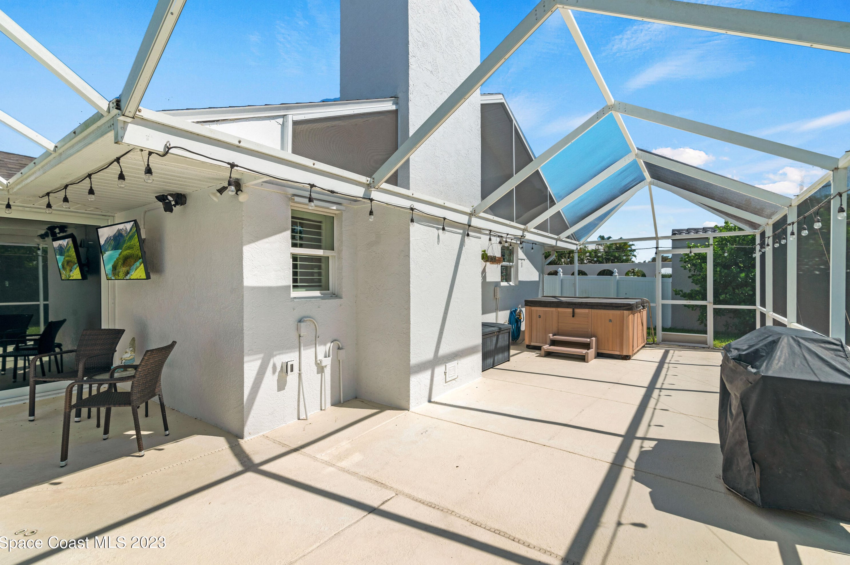 572 Spindle Palm Dr, Melbourne FL  32903-3855 exterior