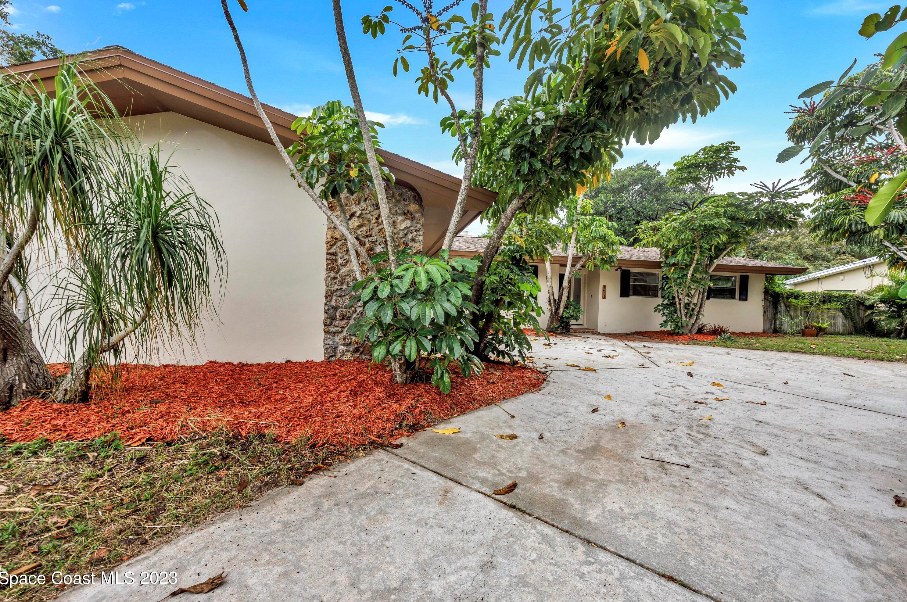 521 Andrews Dr, Melbourne, FL 32951-2157