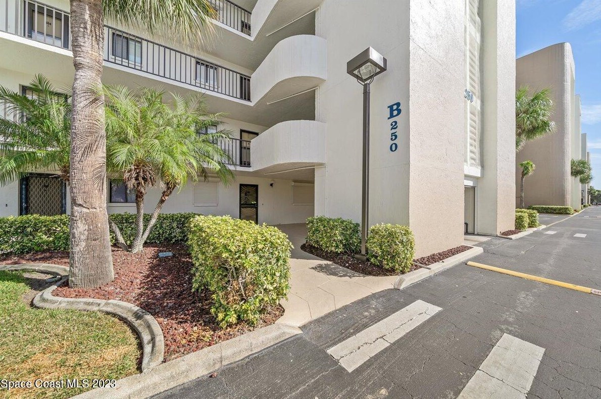250 S Sykes Creek Pkwy #204, Merritt Island, FL 32952