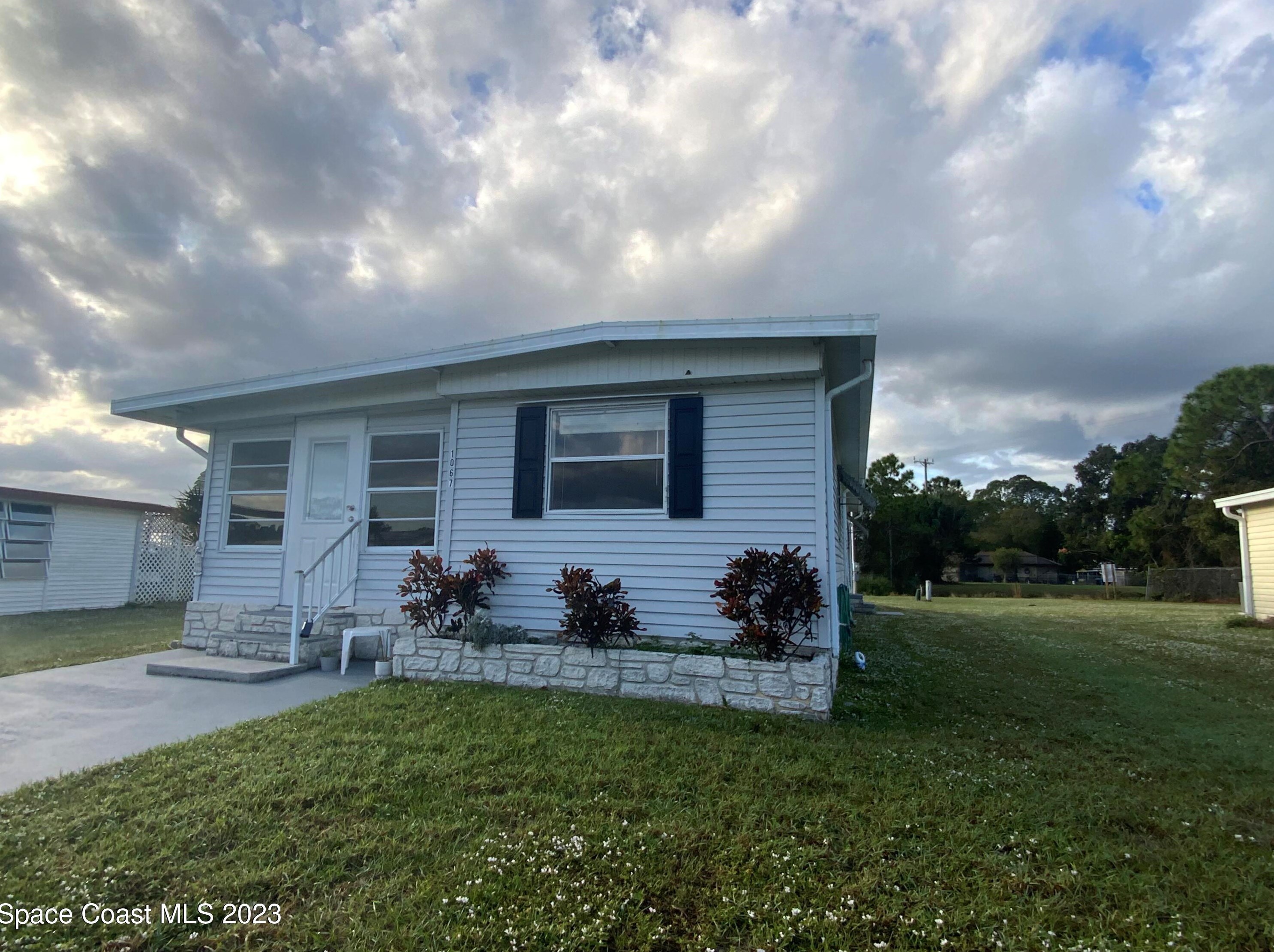 1067 Moonlight Ct, Melbourne, FL 32907-2141