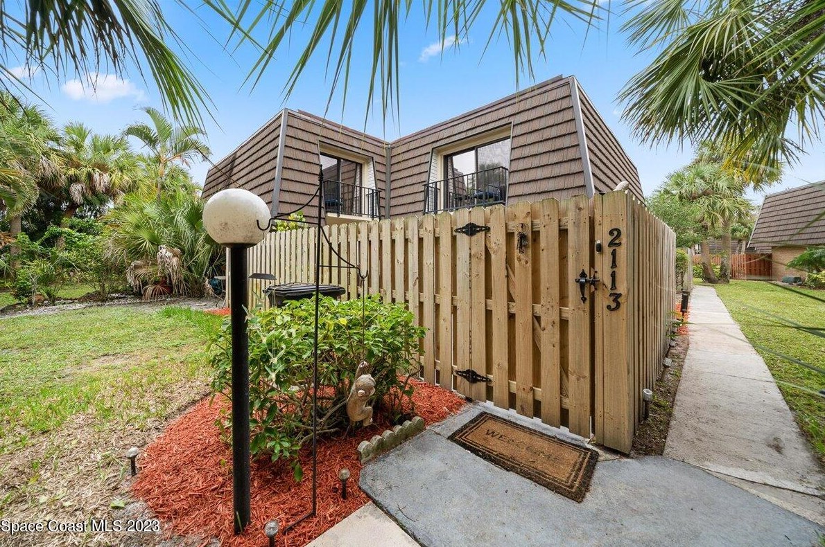 2113 Vista Oaks Cir, Melbourne FL  32905-3121 exterior