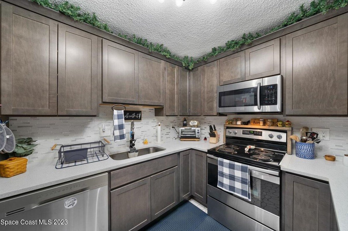 2113 Vista Oaks Cir, Melbourne FL  32905-3121 exterior