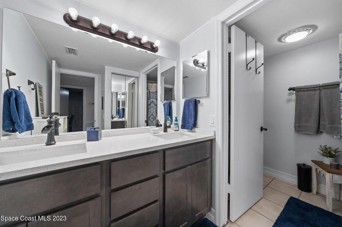 2113 Vista Oaks Cir, Melbourne FL  32905-3121 exterior