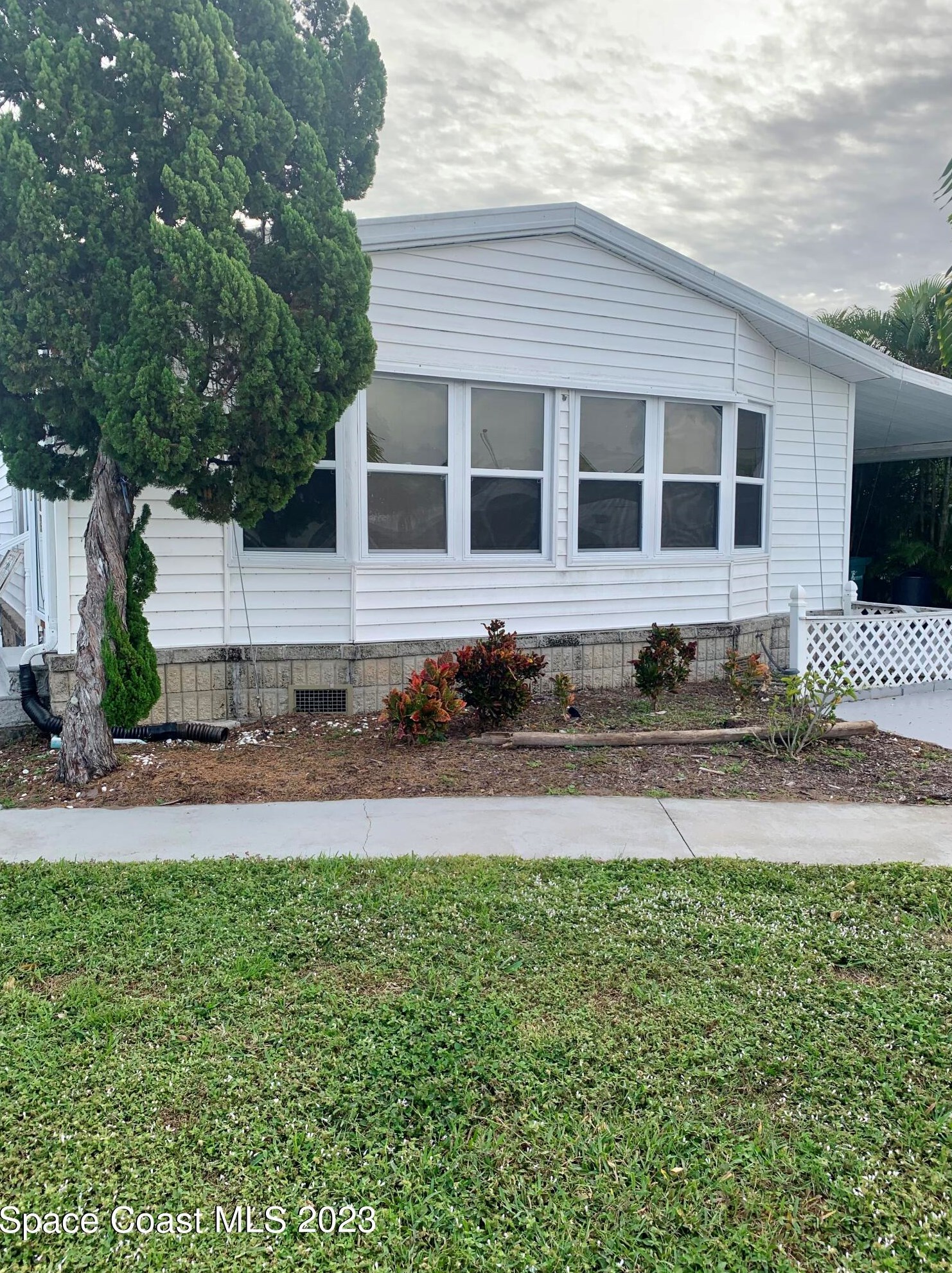 706 Periwinkle Cir, Sebastian FL  32976-7675 exterior