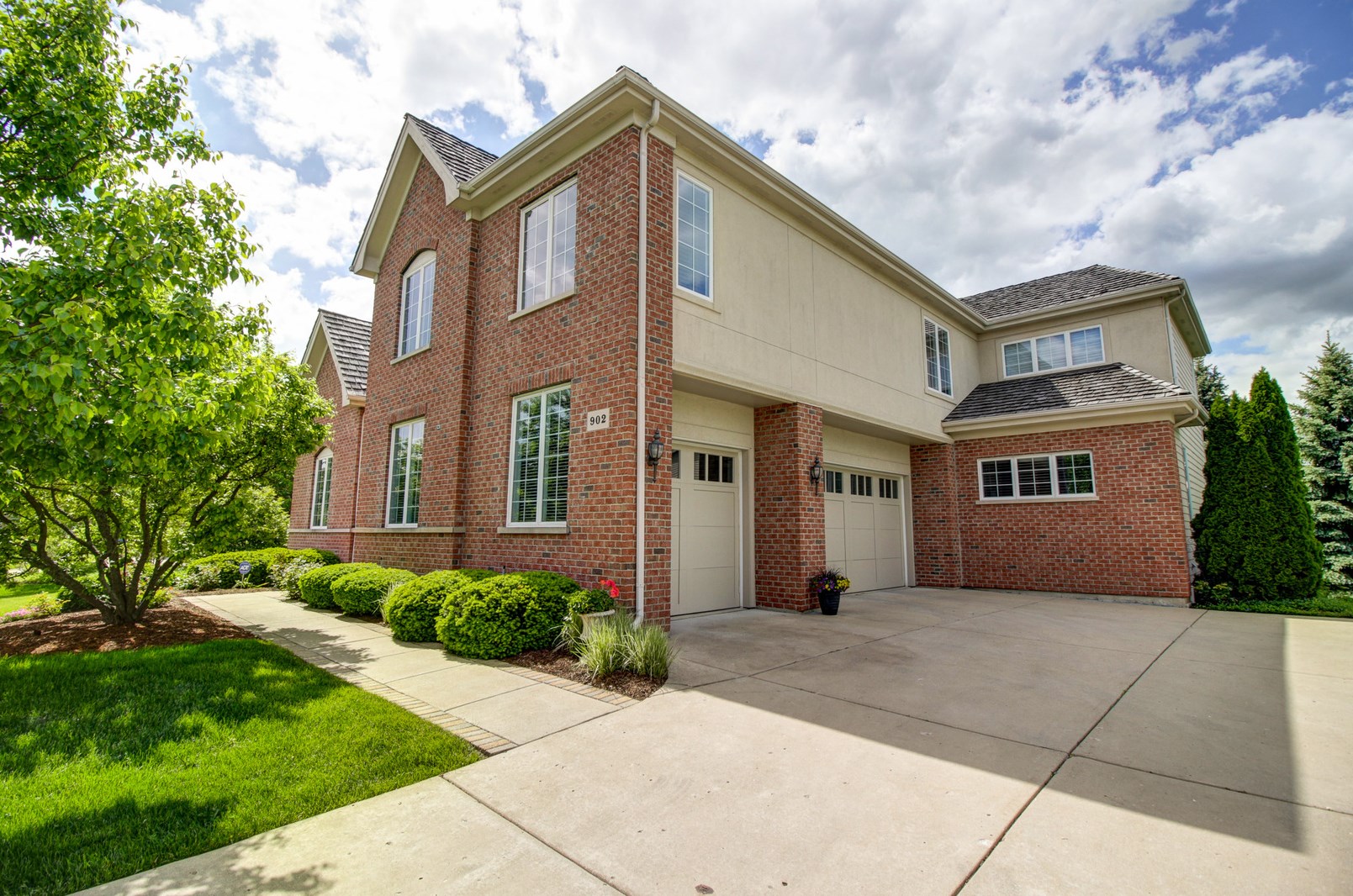 902 Middleton Ln, Hoffman Estates, IL 60010-6136