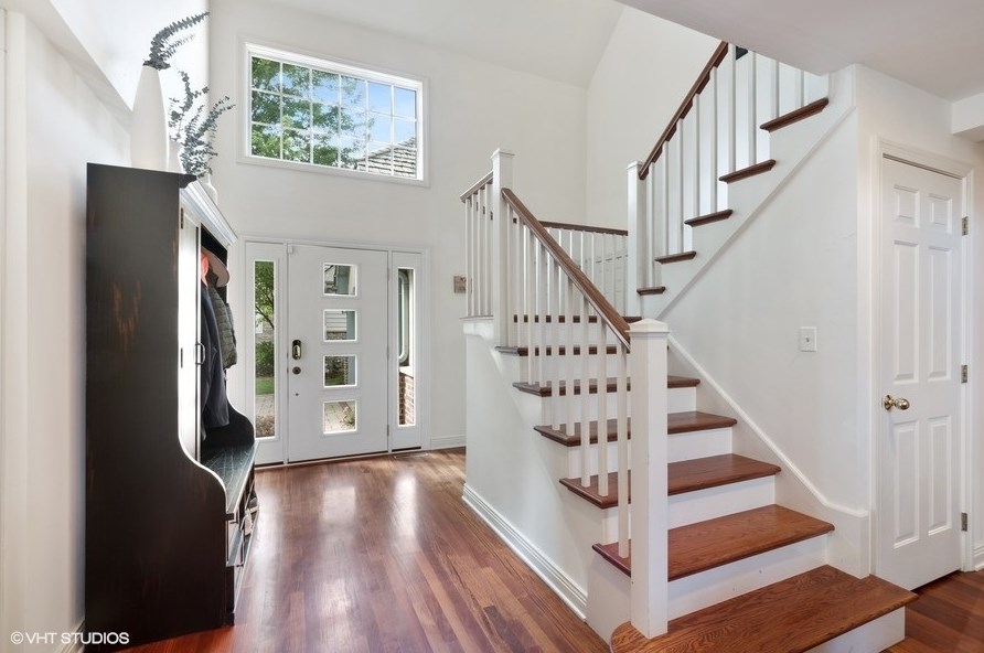 632 Academy Woods Dr, Green Oaks, IL 60045-5118