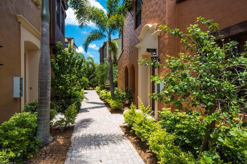 8953 Malibu St #4-2, Naples, FL 34113