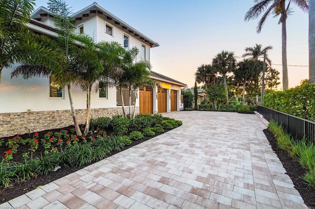 1800 Snook Dr, Naples, FL 34102