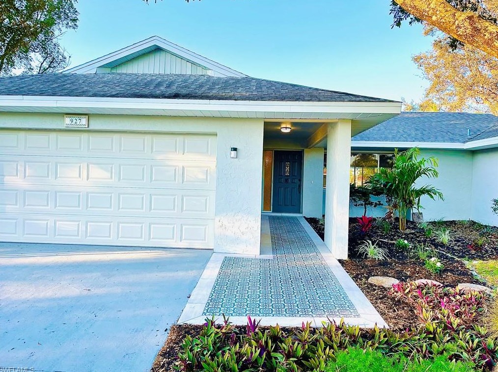 927 21st Ter, Cape Coral, FL 33990-2524
