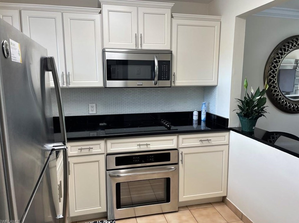 200 Turtle Lake Ct 208, Naples, FL 34105