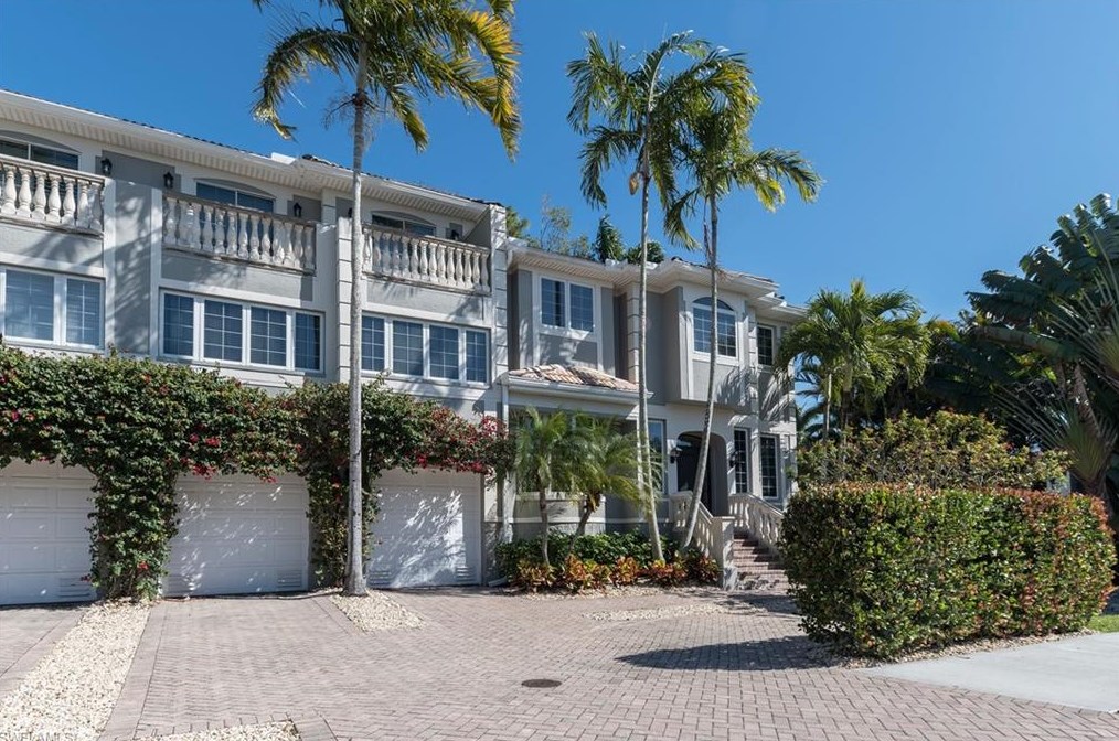 993 8th St S, Naples, FL 34117