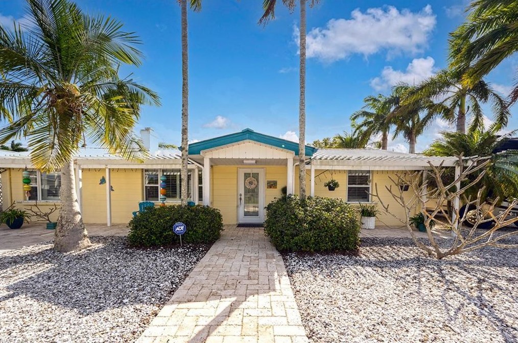2631 Bayshore Dr, Cape Coral, FL 33993-9705