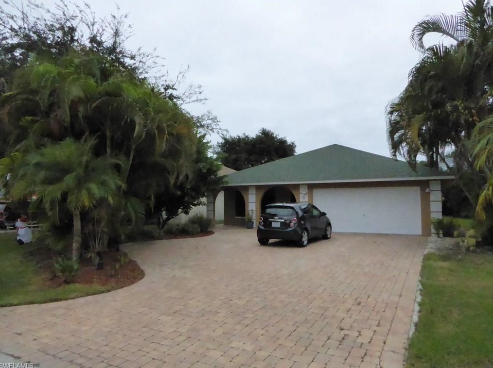 649 105th Ave N, Naples, FL 34108