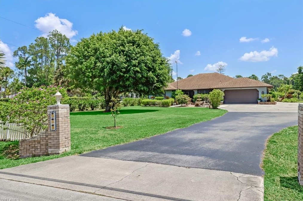 1930 Oakes Blvd, Naples, FL 34119