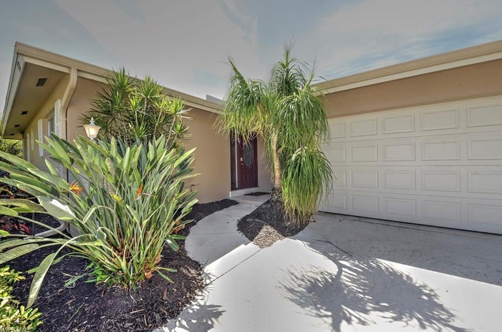 577 Seagrape Dr, Marco Island, FL 34145