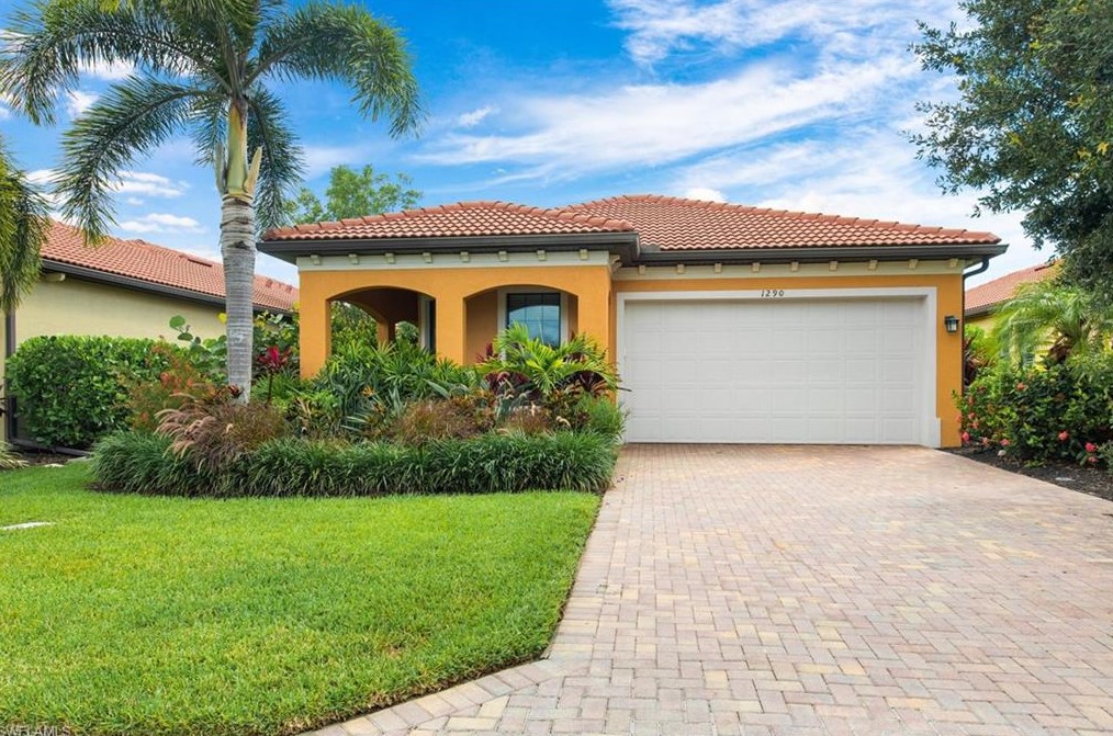 1290 Manado Dr, Naples, FL 34113