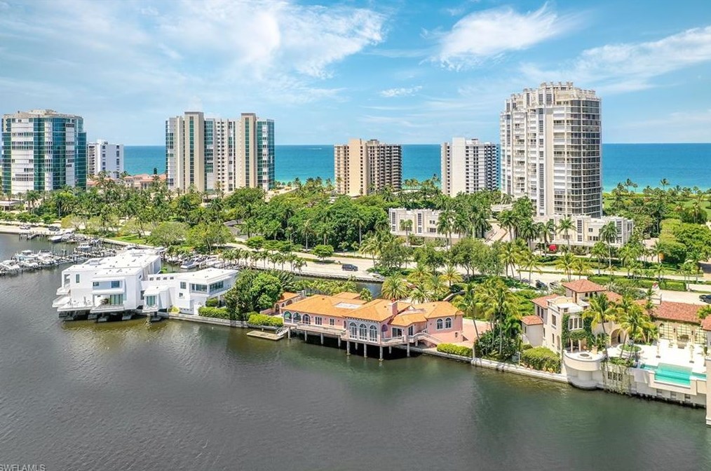 4150 Gulf Shore Blvd N #2, Naples, FL 34103