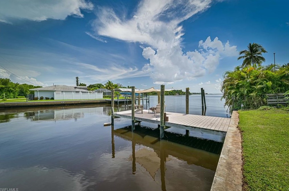 4877 Riverside Dr, Fort Myers, FL 33905-2527