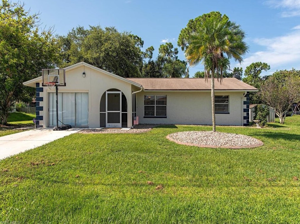 9216 Pineapple Rd, Fort Myers, FL 33967-3777