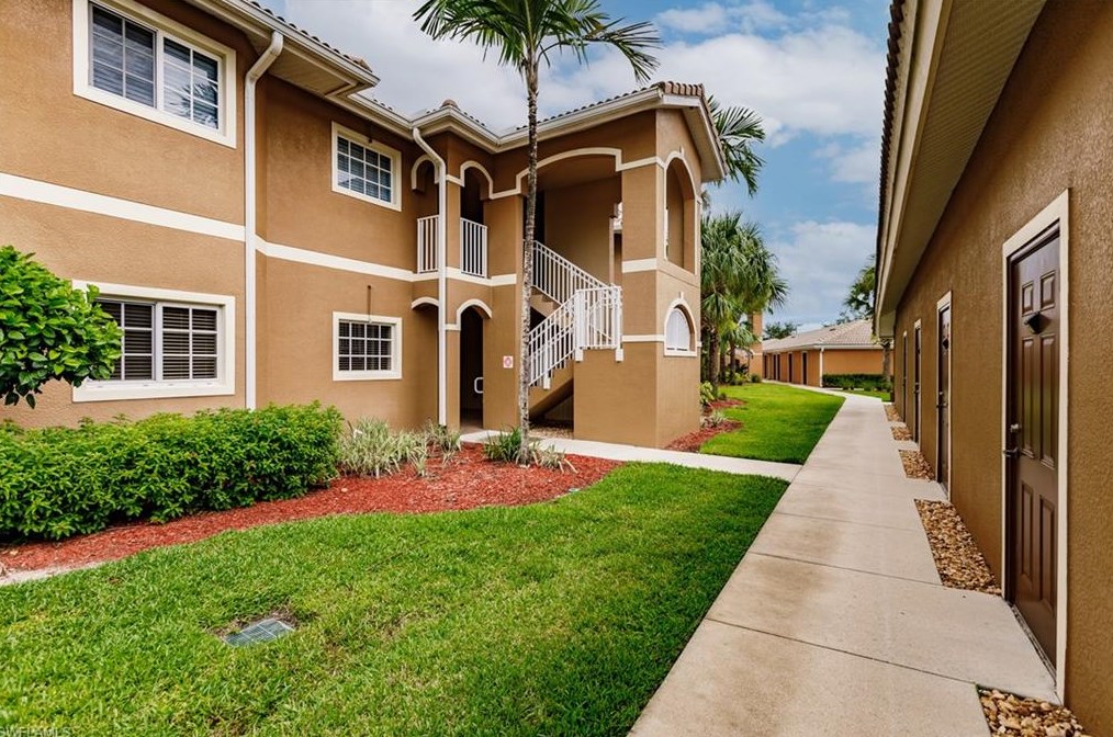 1113 Winding Pines Cir, Cape Coral, FL 33909-8726