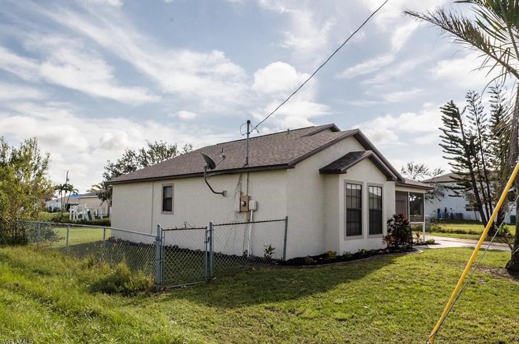 221 28th Ave, Cape Coral, FL 33993-7053