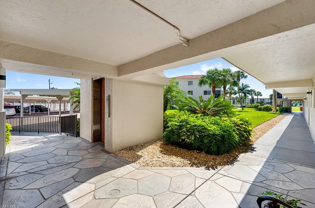 9 High Point Cir N #303, Naples, FL 34103