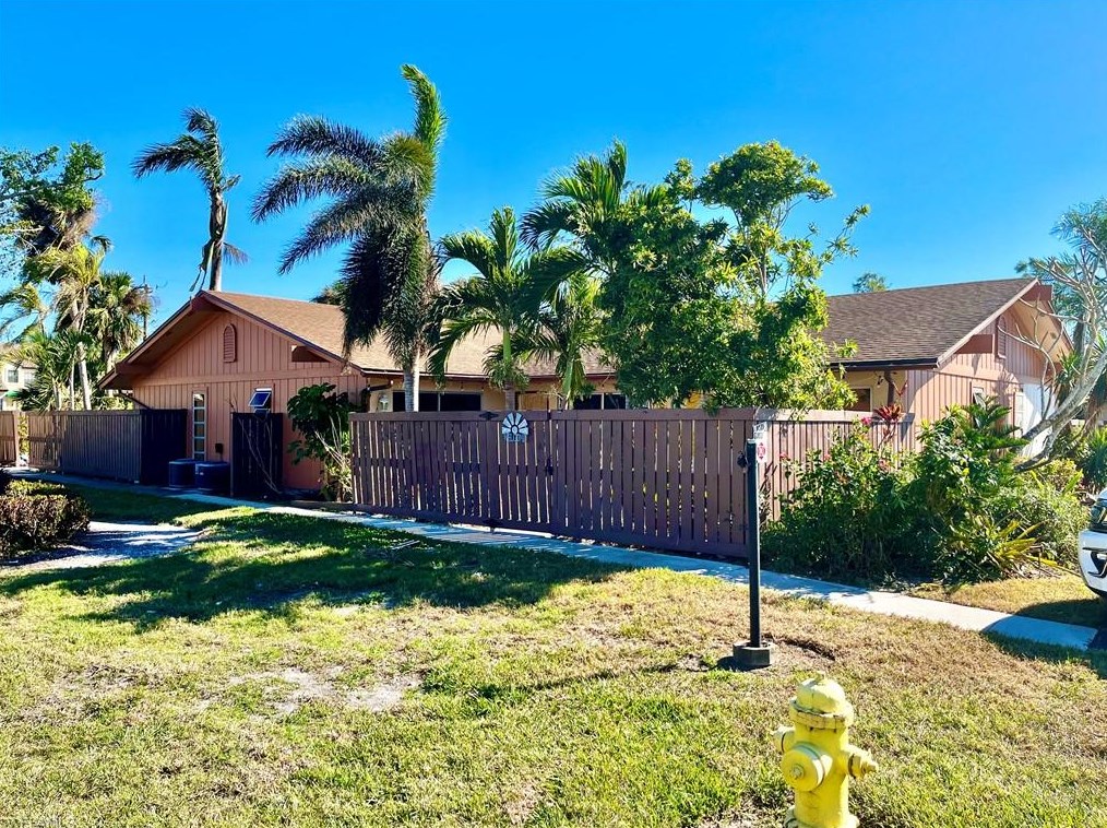 6301 Royal Woods Dr, Fort Myers, FL 33908-6138