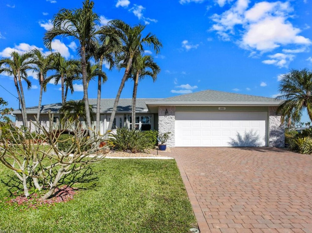 3901 27th Ct, Cape Coral, FL 33914-5498