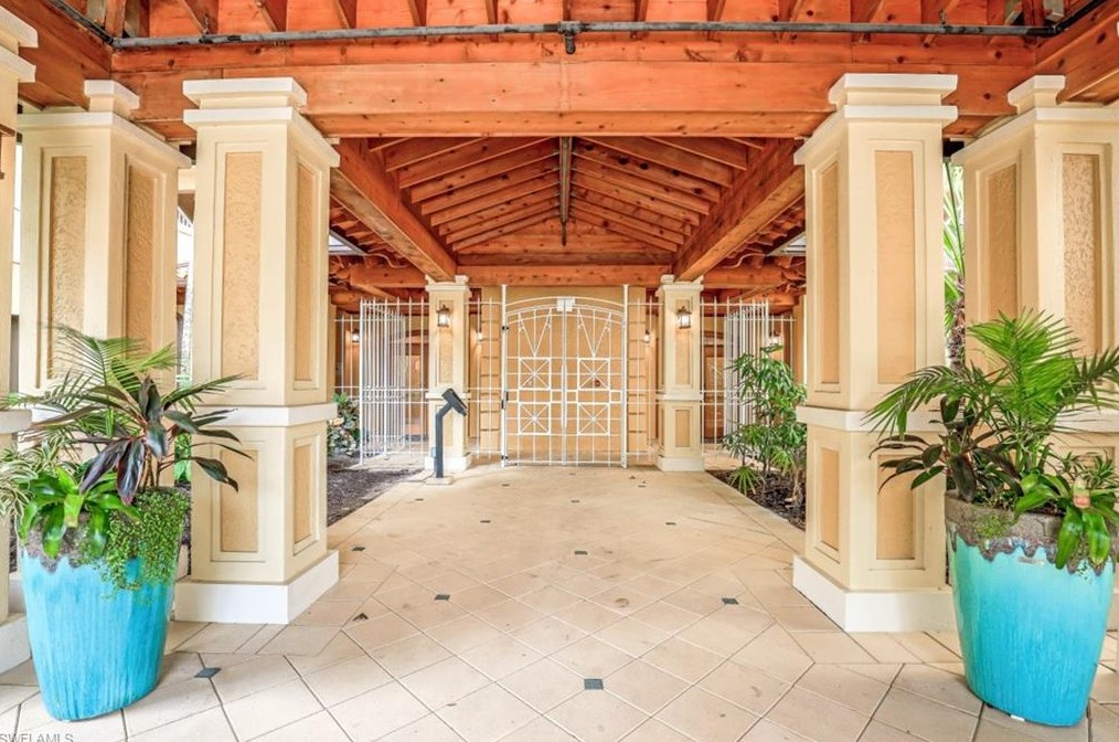 2728 Tiburon Blvd E Apt 302, Naples, FL 34109