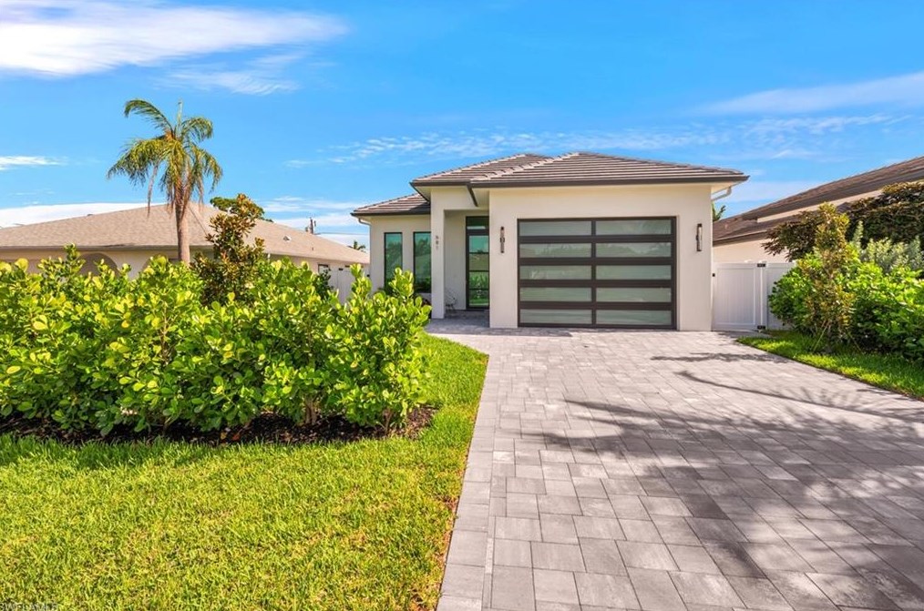 681 93 Ave, Naples FL 34108-2438 exterior