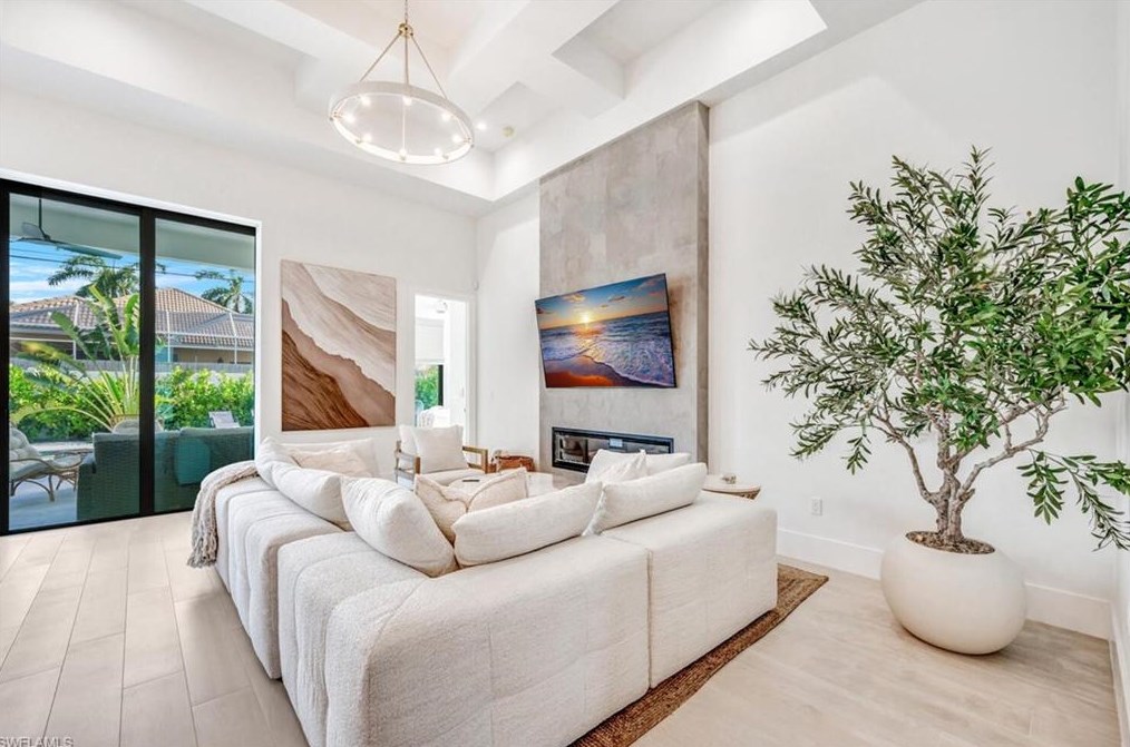 681 93 Ave, Naples FL 34108-2438 exterior