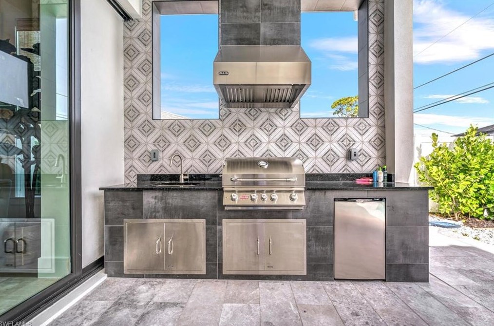 681 93 Ave, Naples FL 34108-2438 exterior