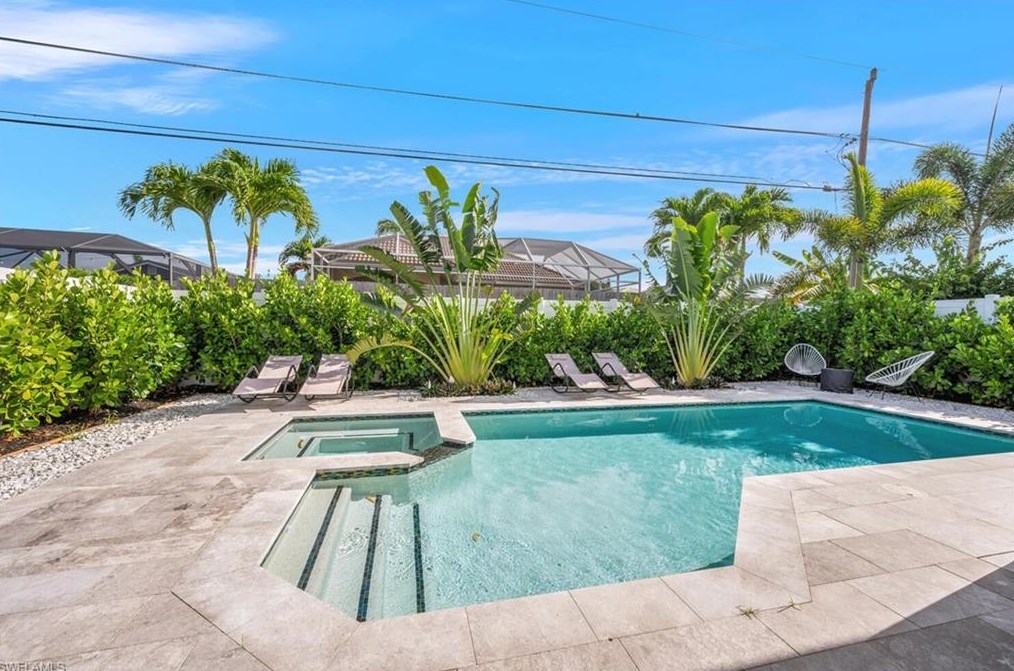 681 93 Ave, Naples FL 34108-2438 exterior