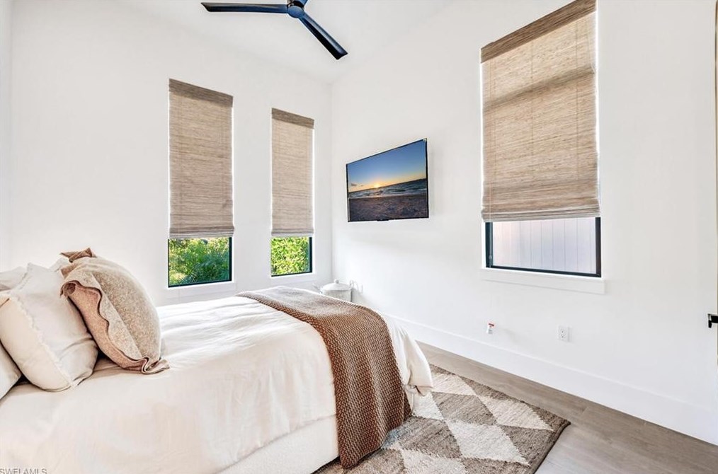 681 93 Ave, Naples FL 34108-2438 exterior