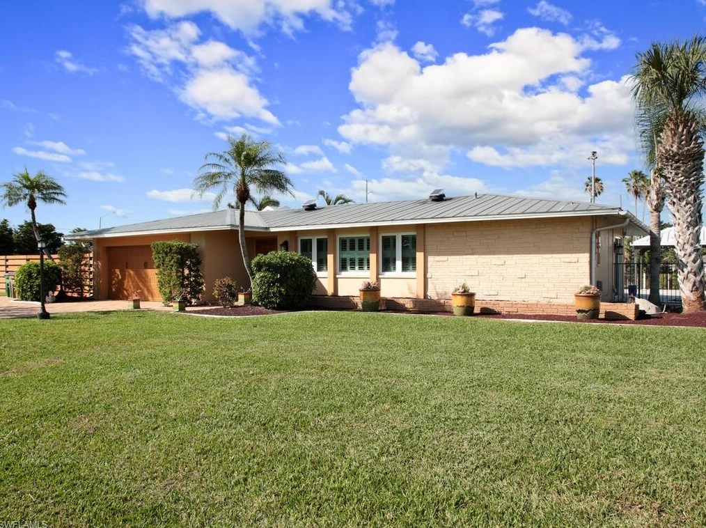 1609 40th Ter, Cape Coral, FL 33904-7468