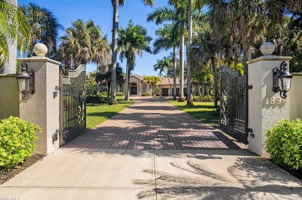 1896 Oakes Blvd, Naples, FL 34119