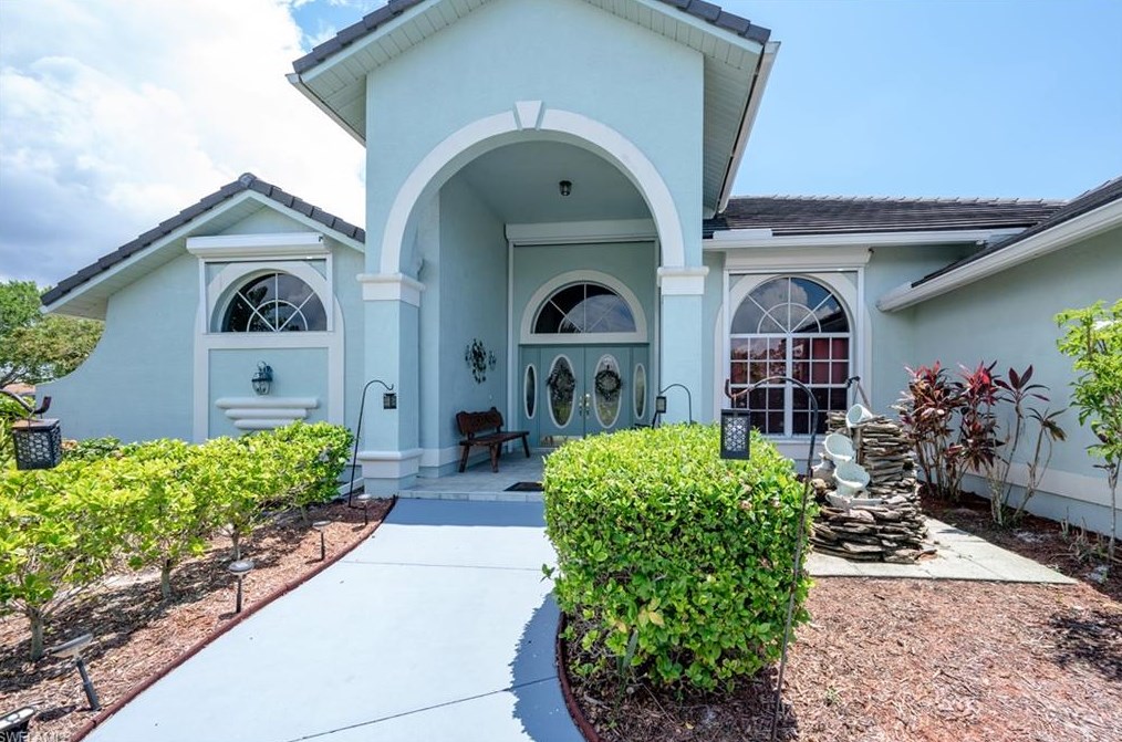 2034 Castle Garden Ln, Naples, FL 34110-1092