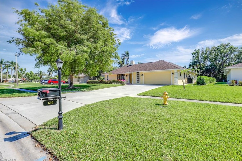 630 Nottingham Dr, Naples, FL 34109