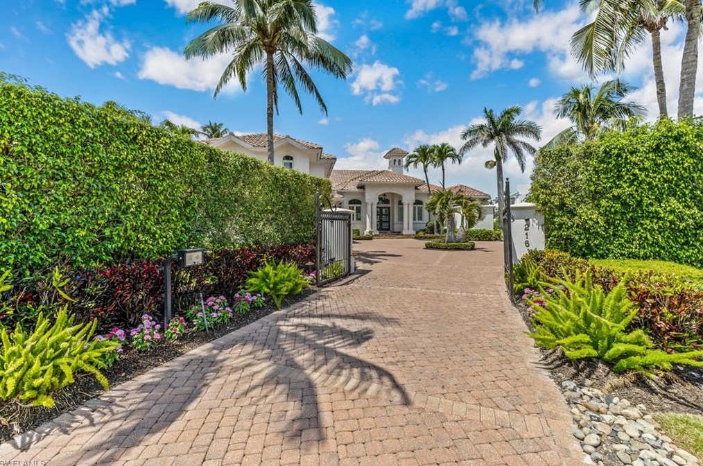 216 Springline Dr, Naples, FL 34102