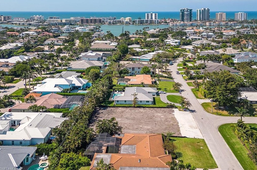 700 Fountainhead Ln, Naples, FL 34103-2731