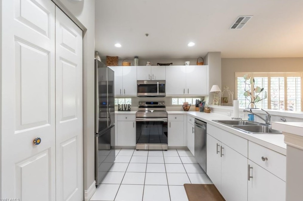1035 Tarpon Cove Dr #1605, Naples, FL