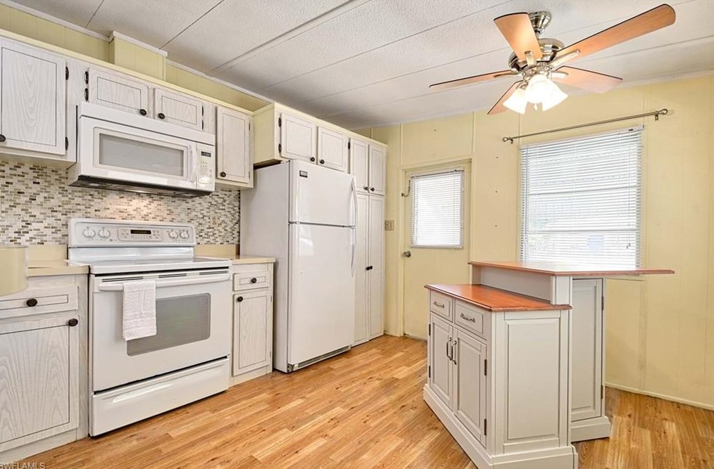 18 Henderson Dr, Naples FL 34114-8232 exterior