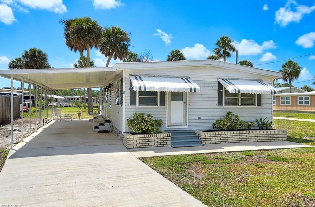 18 Henderson Dr, Naples FL 34114-8232 exterior