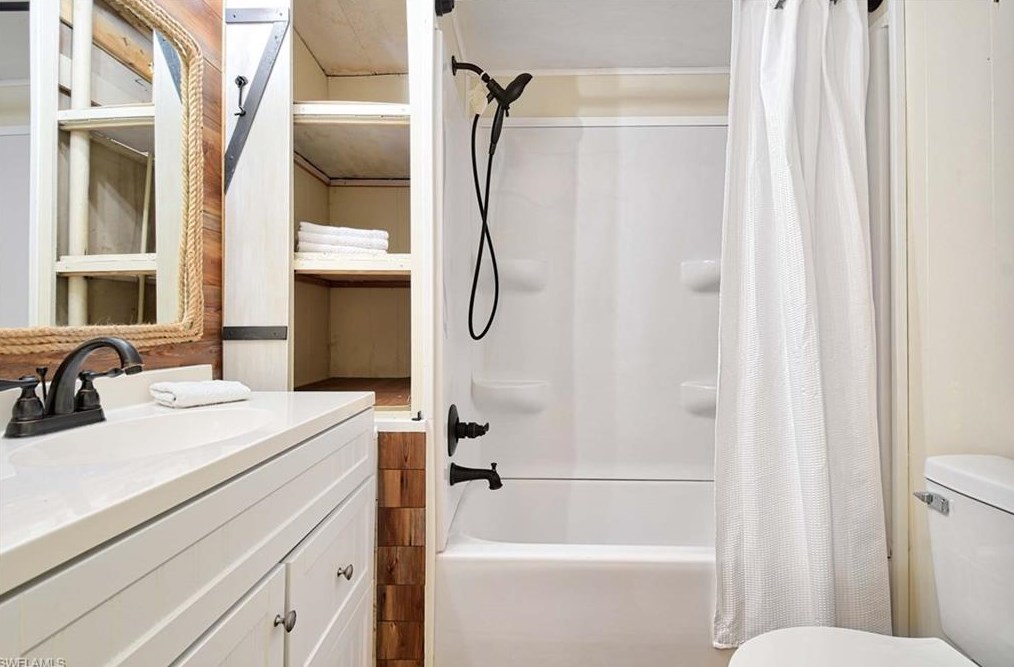 18 Henderson Dr, Naples FL 34114-8232 exterior