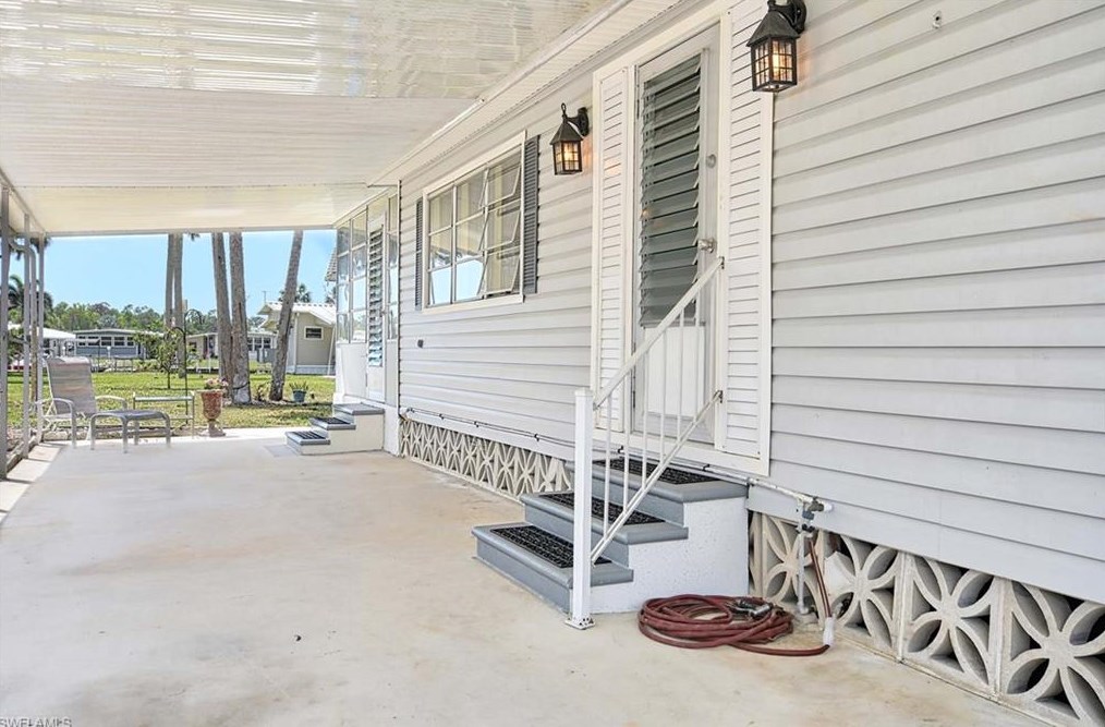 18 Henderson Dr, Naples FL 34114-8232 exterior