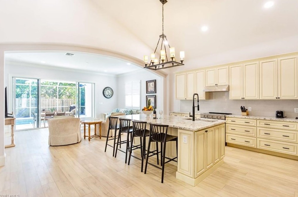 828 110th Ave N, Naples, FL 34108