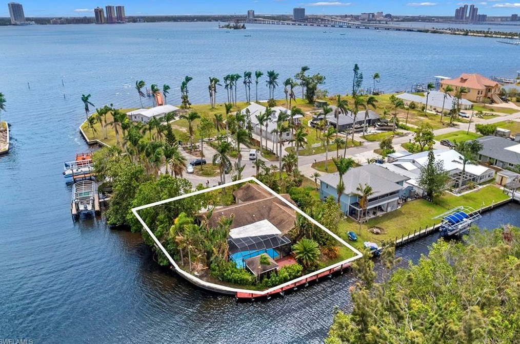 156 North Shore Ave, Fort Myers, FL 33917-5324